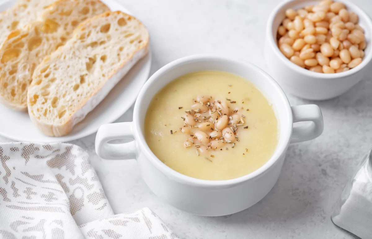 The Art of Comfort: Why This Creamy White Bean Soup Is the Ultimate Pantry-Friendly Masterpiece